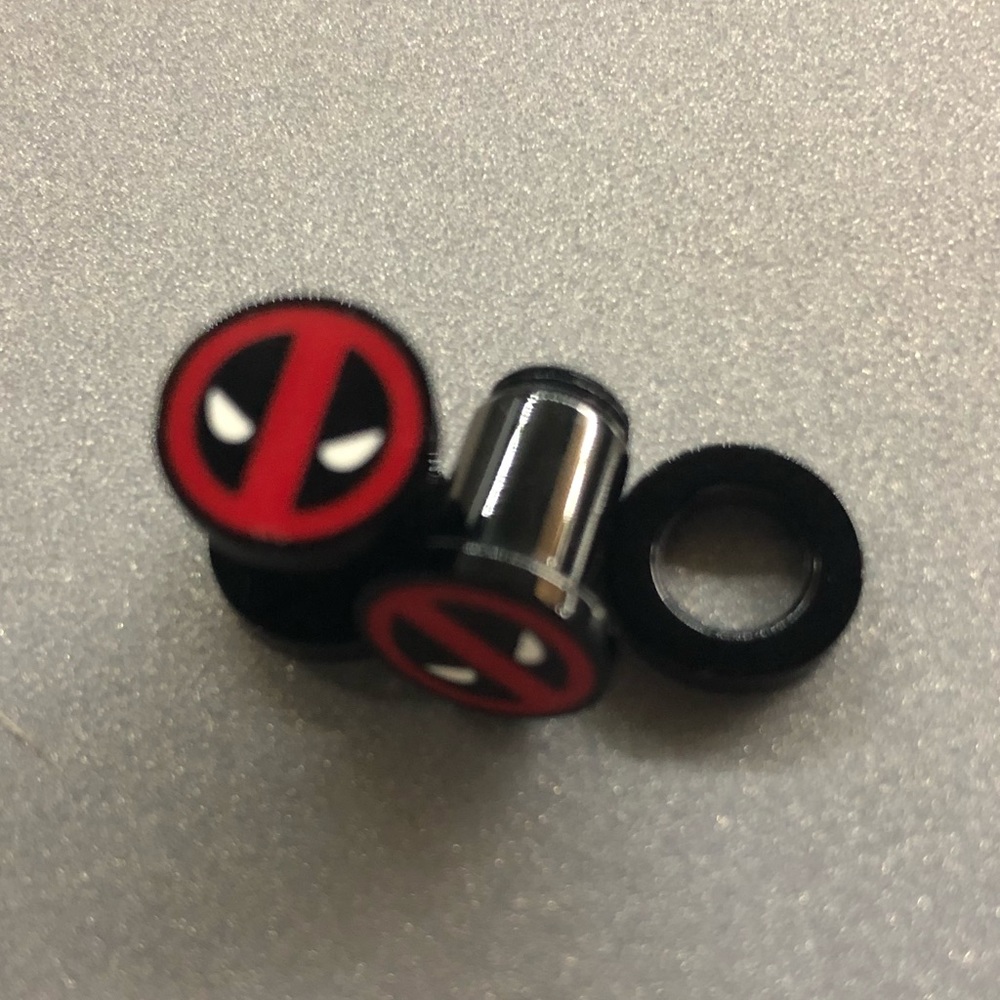 2g/6mm Deadpool acrylic screw back plugs.